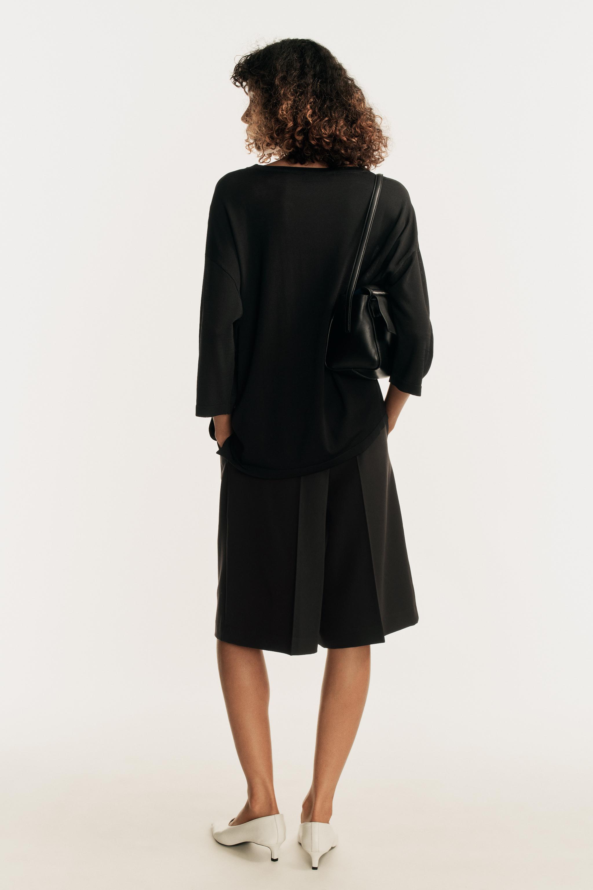 THREE-QUARTER SLEEVE KNIT TOP